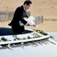 石巻南浜津波復興祈念公園を訪れ、献花する岸田首相＝12日午前、宮城県石巻市（代表撮影）
