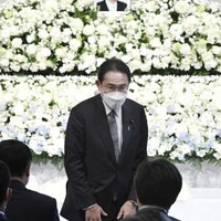 拉致被害者家族会前代表、故飯塚繁雄さんのお別れの会に出席した岸田首相＝12日午後、東京都内