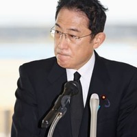 宮城県石巻市で記者団の質問に答える岸田首相＝12日午前（代表撮影）