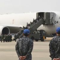 KC767空中給油輸送機によるウクライナへの防衛装備品提供で派遣され、愛知県の小牧基地に帰国した自衛隊員ら＝13日午前