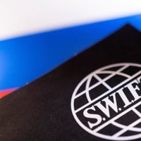 SWIFTのロゴとロシア国旗（ロイター＝共同）