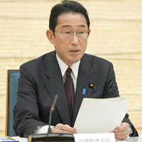 政府与党連絡会議であいさつする岸田首相＝15日午後、首相官邸