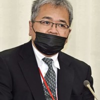 記者会見する、地下鉄サリン事件被害者で映画監督のさかはらあつしさん＝15日午後、厚労省