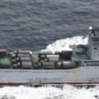 甲板に車両を搭載し航行するロシア海軍の戦車揚陸艦（防衛省統合幕僚監部提供）