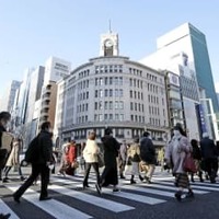 マスク姿で東京・銀座を行き交う人たち＝2月