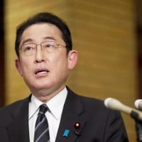 記者団の取材に応じる岸田首相＝17日夜、首相公邸