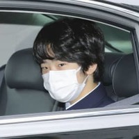 皇居に入る秋篠宮家の長男悠仁さま＝18日午前、半蔵門（代表撮影）