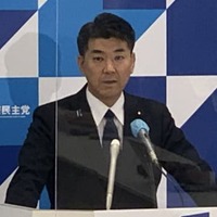 記者会見する立憲民主党の泉代表＝18日午前、国会