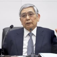 金融政策決定会合後に記者会見する日銀の黒田総裁＝18日午後、日銀本店（代表撮影）