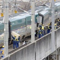 復旧に向けた作業が続く、東北新幹線の脱線現場＝19日午後1時53分、宮城県白石市