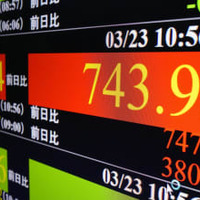 上げ幅が一時700円を超えた日経平均株価を示すモニター＝23日午前、東京・東新橋