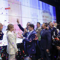 ウクライナ大統領選での勝利を祝うゼレンスキー氏（中央）＝2019年4月（AP＝共同）