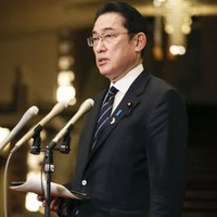 ウクライナのゼレンスキー大統領のオンライン演説後、記者団の取材に応じる岸田首相＝23日夜、首相公邸