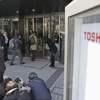東芝の臨時株主総会会場に入る人たち＝24日午前、東京都新宿区
