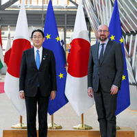 会談前、記念撮影する岸田首相（左）とEUのミシェル大統領＝24日、ブリュッセル（代表撮影・共同）