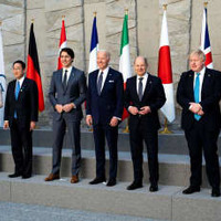 G7首脳会合の記念撮影に臨む岸田首相（左から3番目）ら各国首脳＝24日、ブリュッセル（ロイター＝共同）