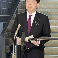 記者団の取材に応じる林外相＝25日午前、外務省