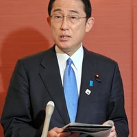 G7首脳会合を終え、報道陣の取材に応じる岸田首相＝24日、ブリュッセル（代表撮影・共同）