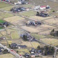 複数の住宅などが焼けた富山県小矢部市の火災現場＝26日午後4時53分（共同通信社ヘリから）