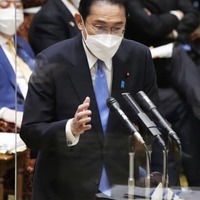 参院決算委で答弁する岸田首相＝28日午後