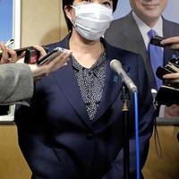 5千円支給案について記者の質問に答える自民党の高市政調会長＝29日午後、東京・永田町の党本部