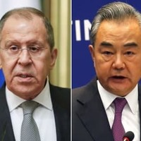 ロシアのラブロフ外相（左）、中国の王毅外相（いずれもロイター＝共同）