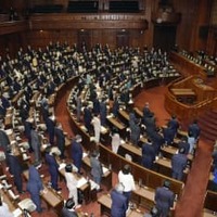 2022年度の雇用保険料率を定めた雇用保険法などの改正法が可決、成立した参院本会議＝30日午前