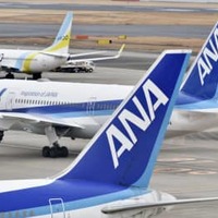 羽田空港の国内線ターミナルで離陸の準備をする全日空機＝1月