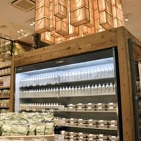 食品の品ぞろえが豊富な「MUJIcom　阪急三番街」＝31日、大阪市