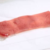 日清食品ホールディングスと東京大学の研究グループが共同で作成した「食べられる培養肉」（同社提供）