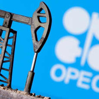 OPECのロゴと石油掘削装置の模型＝2020年（ロイター＝共同）
