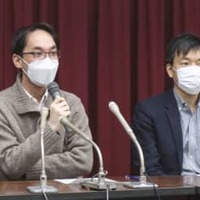 北海道の控訴を受け、札幌市内で記者会見する原告の大杉雅栄さん（左）ら＝1日午後