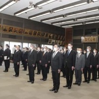 警視庁の組織犯罪対策部再編に伴う発足式に臨む幹部ら＝1日午後、警視庁