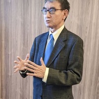 岡山市で記者団の取材に応じる自民党の河野太郎広報本部長＝1日午後