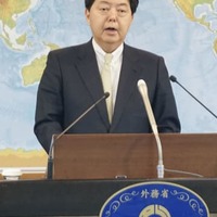 記者会見する林外相＝1日午後、外務省