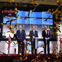 株式市場を再編した東京証券取引所で行われたセレモニー＝4日午前、東京・日本橋兜町