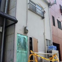 女性が倒れていた現場の建物＝4日午前、大阪市淀川区