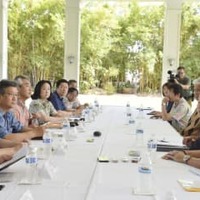 米ハワイ州のイゲ知事（右から2人目）と会談した日本旅行業協会の視察団＝5日、ホノルル（共同）