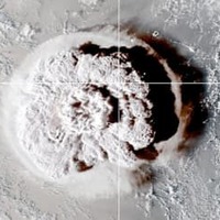 衛星が捉えたトンガ沖の海底火山噴火＝1月15日（CIRA/NOAA提供・ロイター＝共同）