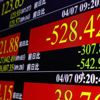 下げ幅が一時500円を超えた日経平均株価を示すモニター＝7日午前、東京・東新橋