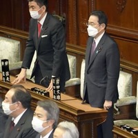 衆院本会議で経済安全保障推進法案に賛成する岸田首相（右）＝7日午後