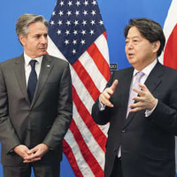 ブリンケン米国務長官（左）と言葉を交わす林外相＝7日、ブリュッセル（外務省提供）
