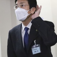 百条委員会終了後、記者会見する斉藤栄熱海市長＝8日午後、静岡県熱海市