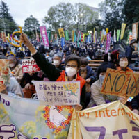 ロシアのウクライナ侵攻に抗議する集会でメッセージを掲げる人たち＝8日午後、東京都千代田区の日比谷公園
