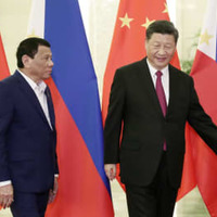 2019年、会談に臨むフィリピンのドゥテルテ大統領（左）と中国の習近平国家主席＝北京の人民大会堂（共同）