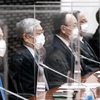 日銀の支店長会議に臨む黒田総裁（左から2人目）ら＝11日午前、日銀本店