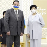 会談前、ウクライナのコルスンスキー駐日大使（左）と写真に納まる東京都の小池百合子知事＝11日午後、東京都庁