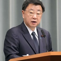 記者会見する松野官房長官＝12日午前、首相官邸