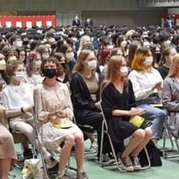 日本経済大の入学式に出席した、避難民となったウクライナ人学生＝12日午前、福岡県筑紫野市