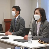 日本維新の会の皇室制度調査会であいさつする藤田幹事長（左）＝12日午前、国会